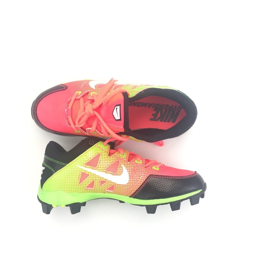 Nike cleats Girl size 6Y NWOT-Sold 💱